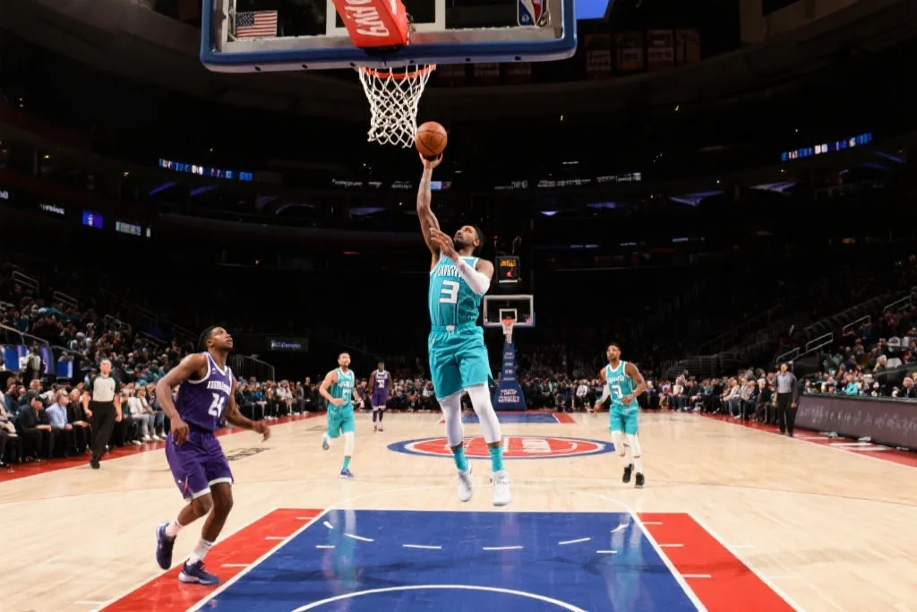 夜色下的蜂鸣：夏洛特黄蜂如何惊险飞越，以及布里奇斯那决定性的一击